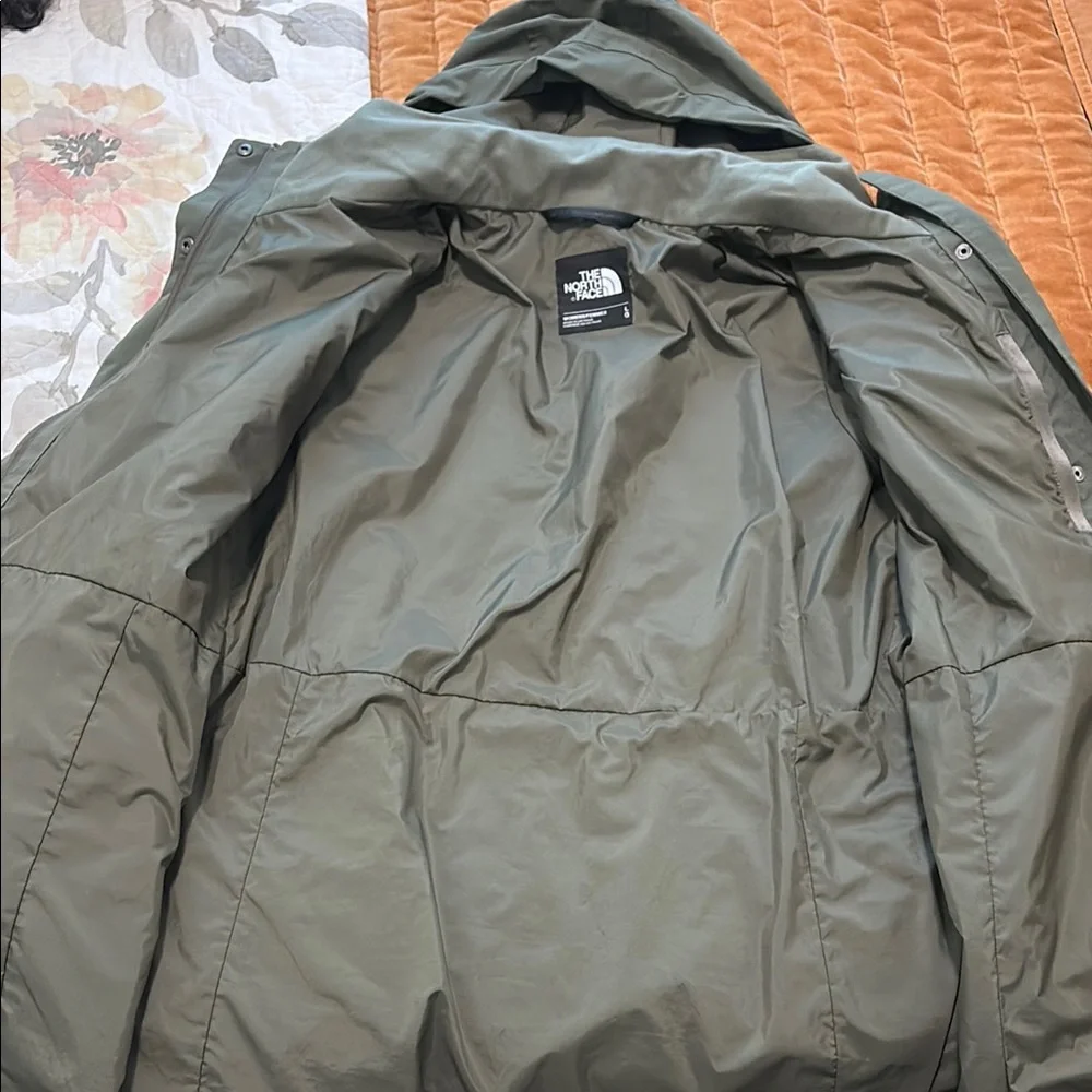 The North Face Green Dry Vent Rain Coat with Sleek Silhouette - Picture 8 of 10